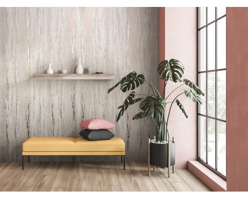 Modernes Interieur mit gemusterter Tapete, Sitzbank und Zimmerpflanze.
