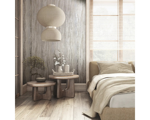 Schlafzimmer mit Bett, Beistelltischen, Dekorationen, Papierlaterne und Jalousien