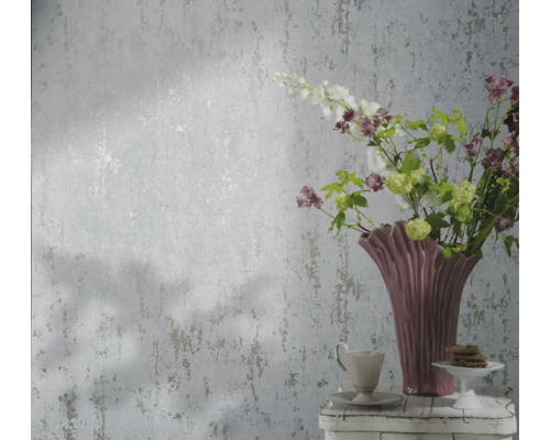 Einrichtungsbeispiel mit einer gemusterten Tapete, Vase und Tischdekoration.