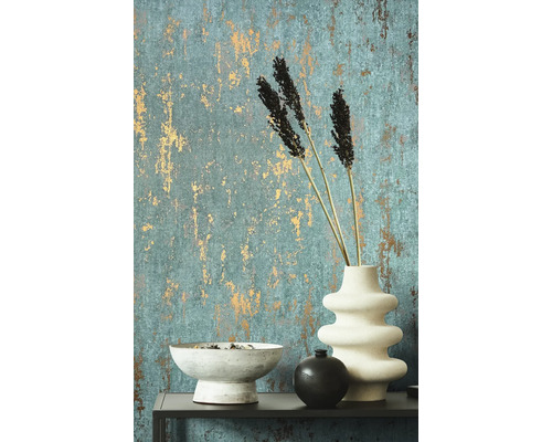 Dekorative Tapete mit abstraktem Muster, Vasen und Schalen als Raumgestaltungselemente.