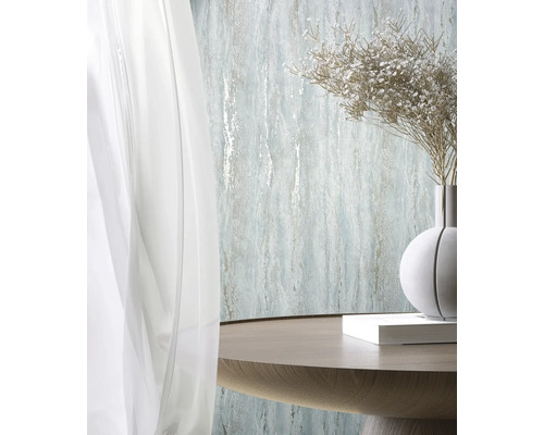 Dekorative Wand mit Tapete, Tisch, Vase und Vorhang