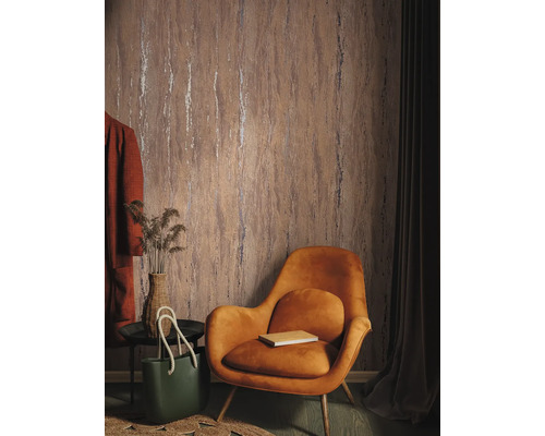 Einrichtungsbeispiel mit gemusterter Tapete, Sessel und Dekoration für ein stilvolles Interieur