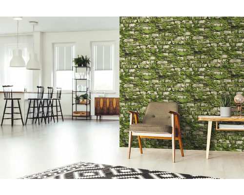 Wohnraum mit Backsteintapete, Sessel und Holztisch