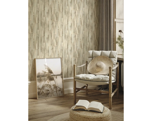 Wohnraum mit Holzvertäfelung, Sessel, Buch und Dekoration für gemütliches Ambiente