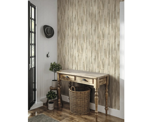 Eingangsbereich mit Holzwandtapete, Holztisch, Korb und Dekoration