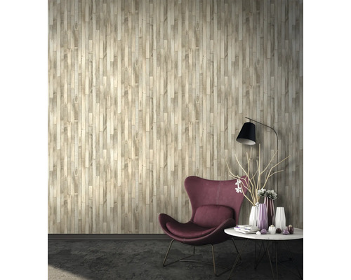 Wohnraum mit Holzoptik Tapete, Sessel und Tisch