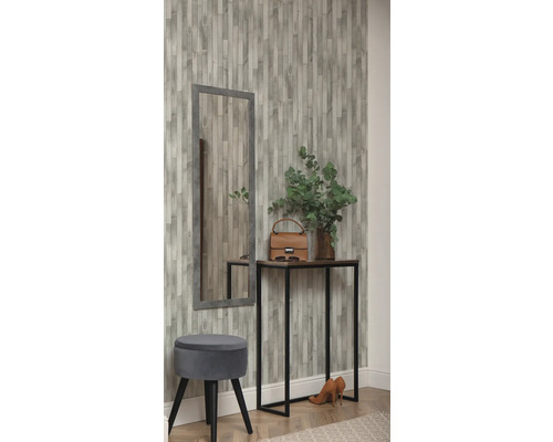 Dekorativer Raum mit Spiegel, Konsole, Hocker, Handtasche und Wandtapete in Holzoptik.