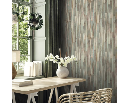 Wohnraum mit Holzwandpaneelen, Schreibtisch und Zimmerpflanzen für ein gemütliches Ambiente.