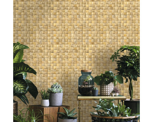 Wohnraum mit Rattan-Optik Tapete und diversen Topfpflanzen.