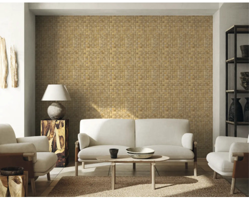 Wohnzimmer mit Mosaikwand, Sofa und Sesseln