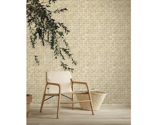 Wohnraum mit Wandgestaltung aus Mosaikfliesen und Sitzgelegenheit