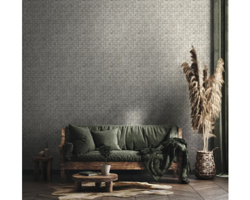 Wohnzimmer mit grauer Wandtapete in Steinoptik, Sofa und Dekorationen für ein gemütliches Ambiente