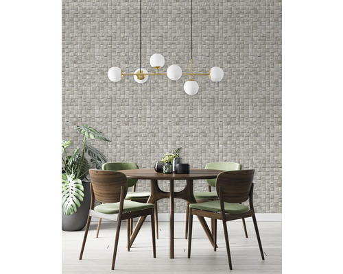 Esszimmer mit Esstisch, Stühlen und Hängelampe vor einer Wand mit Steinpaneelen