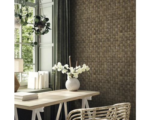 Wohnzimmer mit Holzwandpaneelen in Flechtoptik, Schreibtisch und Fenster