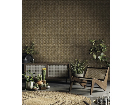 Dekorative Wand mit kleinen quadratischen Fliesen, kombiniert mit Holzschrank, Sessel und Zimmerpflanzen.