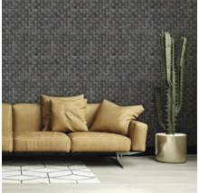 Wohnzimmer mit Couch, Kissen, Kaktus und Wandverkleidung