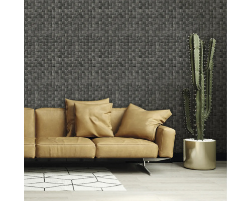 Wohnzimmer mit Couch, Kissen, Kaktus und Wandverkleidung