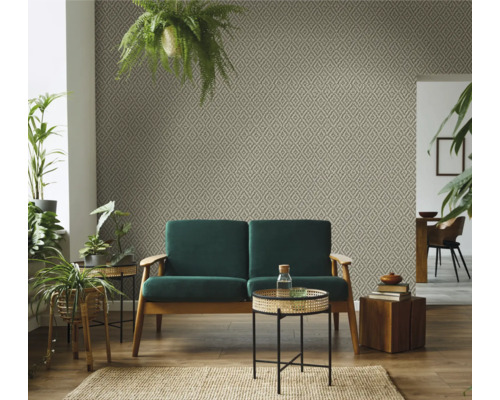 Wohnzimmer mit gemusterter Tapete, Sofa und Pflanzen