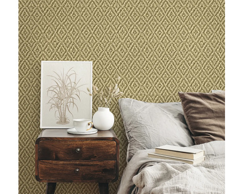 Schlafzimmer mit Sisalteppich an der Wand, Nachttisch und Bett