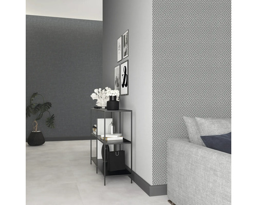 Wohnraum mit gemusterter Tapete, Regal und Sofa