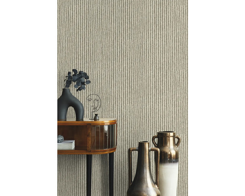 Nahaufnahme einer beigen Tapete mit Strickmuster hinter einem dekorierten Tisch