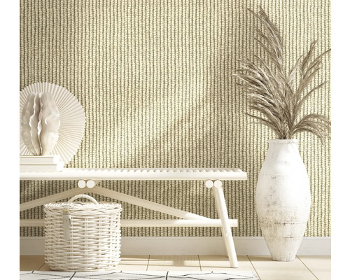 Szene mit einer Bank, einem Korb, einer Vase mit Pflanzen und einer Tapete mit Strickmuster