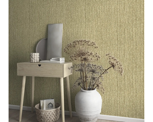 Dekoratives Zimmer mit Stricktapete, Tisch und Vase.