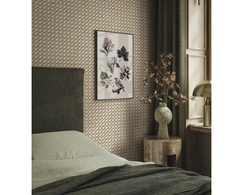 Schlafzimmer mit Bett, Nachttisch, Lampe, Vorhängen und gerahmtem Bild mit Pflanzen- und Vogelmotiv