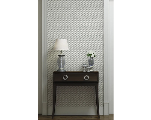 Dekoratives Interieur mit Mustertapete, Konsole, Lampe und Blumenvase