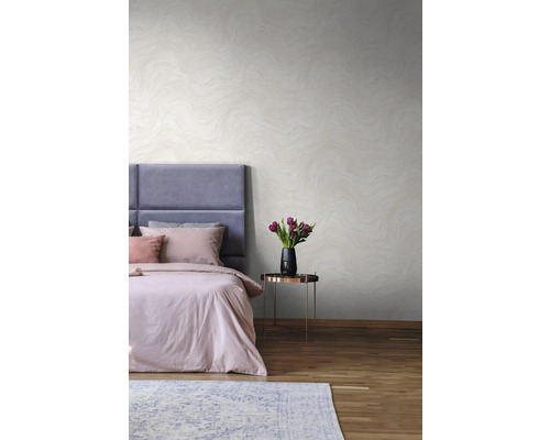 Helles Schlafzimmer mit Doppelbett, Nachttisch und gemusterter Tapete