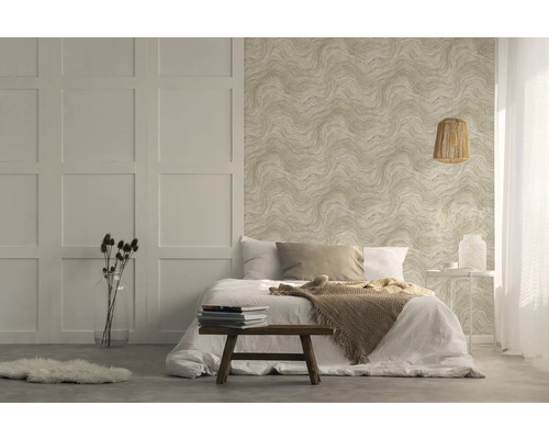 Helles Schlafzimmer mit gemusterter Tapete, Bett und Holzhocker