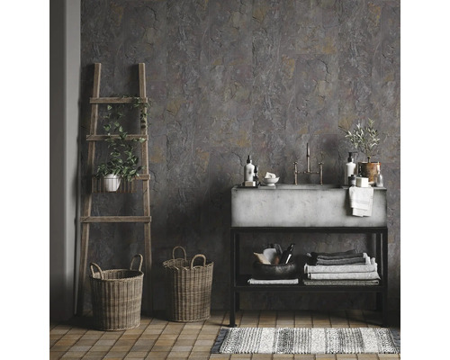 Badezimmer mit grauen Wandfliesen in Steinoptik, Waschbecken aus Beton, Holzleiter, Körben und gestreiftem Teppich