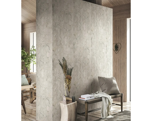 Wohnraum mit Wandfliesen in Steinoptik, Bank und Dekoration.