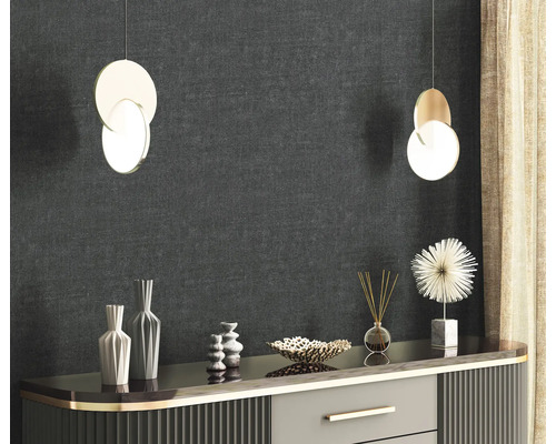 Szene mit Kommode, Dekoration und zwei runden Hängeleuchten