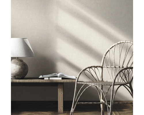 Innenraumszene mit Lampe, Buch und Rattan-Stuhl