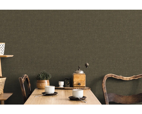 Wohnraum mit Textiltapete, Tisch und Dekoration