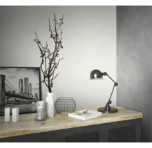 Dekorative Gegenstände auf einem Schrank: Vase, Lampe, Buch und Bild