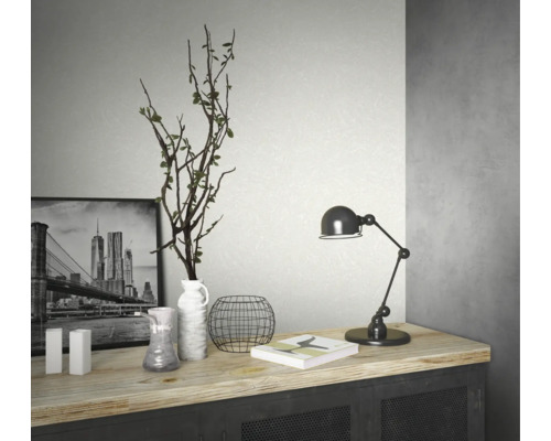 Dekorative Gegenstände auf einem Schrank: Vase, Lampe, Buch und Bild