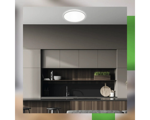 Moderne Küche mit runder Deckenleuchte