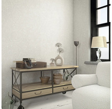 Wohnraum mit einer gemusterten Tapete, einem Beistelltisch und dekorativen Elementen.