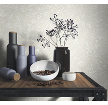 Dekorative Szene mit Vasen, Schale und floralen Elementen auf einem Holztisch