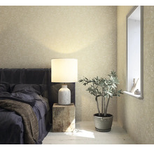 Schlafzimmer mit Bett, Lampe, Zimmerpflanze und Strukturtapete