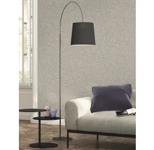 Stehleuchte mit Lampenschirm neben einem Sofa und einem Beistelltisch