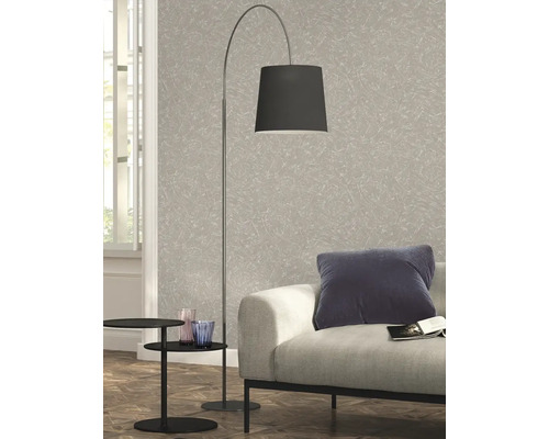 Stehleuchte mit Lampenschirm neben einem Sofa und einem Beistelltisch