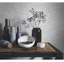 Dekorative Stilllebenanordnung mit Vasen, Schale und Ornamenten auf einem Tisch