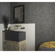 Badezimmer mit Waschbecken, Spiegel und dekorativer Tapete