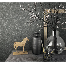 Dekorative Anordnung mit Holzpferd, Vasen, Zweigen und Rahmen