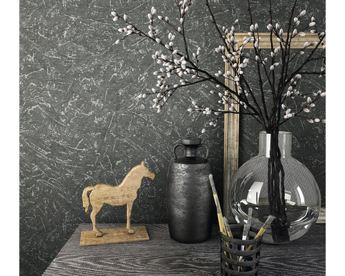 Dekorative Anordnung mit Holzpferd, Vasen, Zweigen und Rahmen