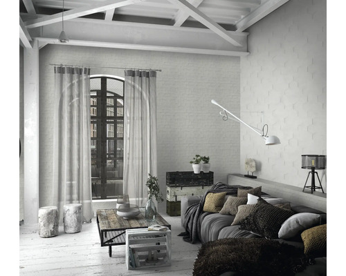 Wohnzimmer mit Sofa, Tisch, Fenstern und dekorativen Elementen in einem stilvollen Ambiente