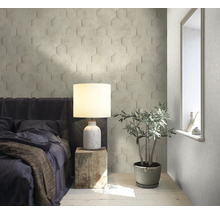 Schlafzimmer mit Bett, Lampe, Pflanze, Fenster und Wandpaneelen mit Hexagonmuster